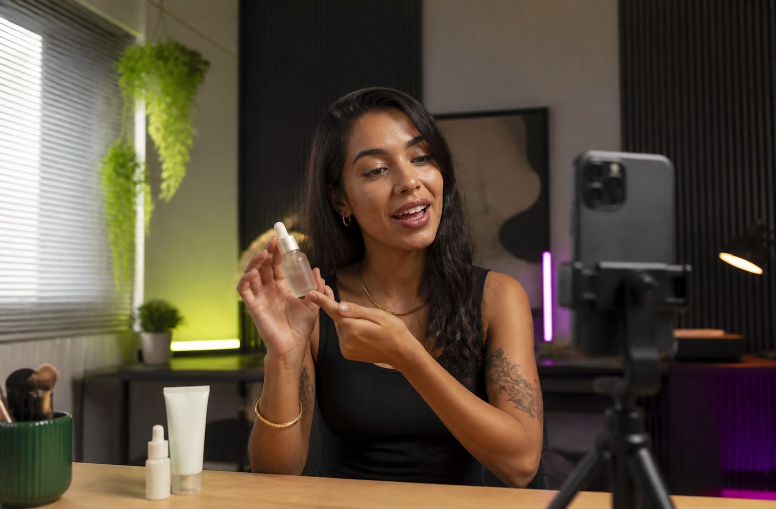 Criadora apresentando um produto diante de um celular em um estúdio caseiro